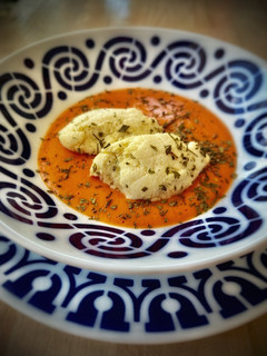 Una foto de Quenelles de brandada sobre crema de salmorejo (en Thermomix)