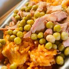 ARROZ CON SALSA, QUESO Y POLLO EN TROZOS 🍚🥫🧀🍗(Arroz con pollo para los más chicos) 🍚🍗🧒🏻👦🏼👧🏻👦🏼🥕🫛-レシピのメイン写真