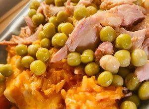 Una foto de ARROZ CON SALSA, QUESO Y POLLO EN TROZOS 🍚🥫🧀🍗(Arroz con pollo para los más chicos) 🍚🍗🧒🏻👦🏼👧🏻👦🏼🥕🫛