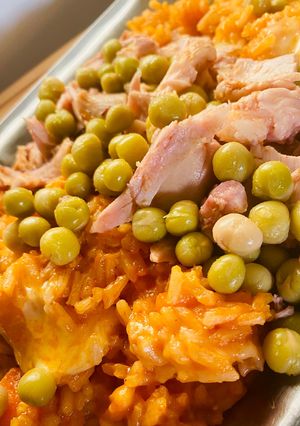 Una foto de ARROZ CON SALSA, QUESO Y POLLO EN TROZOS 🍚🥫🧀🍗(Arroz con pollo para los más chicos) 🍚🍗🧒🏻👦🏼👧🏻👦🏼🥕🫛