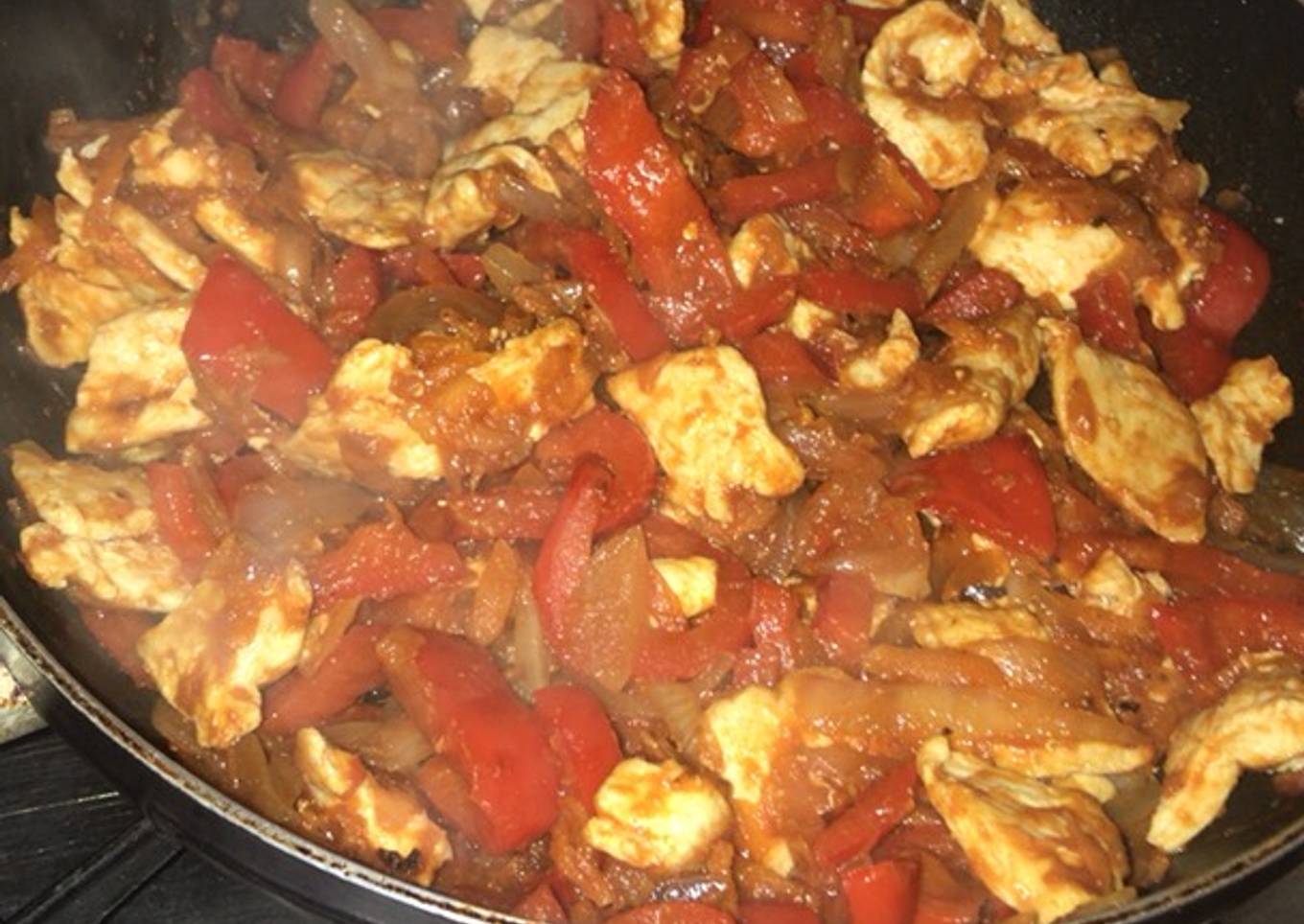 Pechuga de pollo con salsa de tomate, zanahoria y pimiento