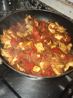 Una foto de Pechuga de pollo con salsa de tomate, zanahoria y pimiento