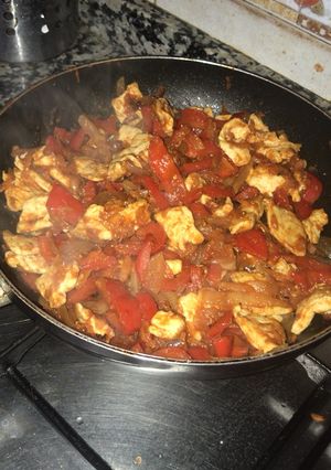 Una foto de Pechuga de pollo con salsa de tomate, zanahoria y pimiento