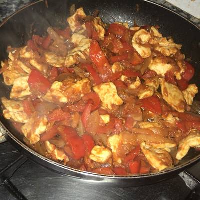 Pechuga de pollo con salsa de tomate, zanahoria y pimiento Receta de Jordi  Cortiada- Cookpad