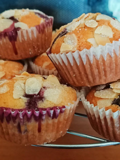 Una foto de Muffins de arándanos frescos y hojuelas de almendras