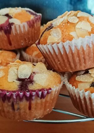 Una foto de Muffins de arándanos frescos y hojuelas de almendras
