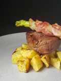 Lomo de Res con Papas y Espárragos envueltos en Tocineta