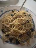 Espaguetis con aceitunas negras