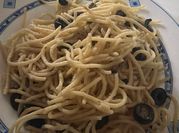 Una foto de pasta con aceitunas