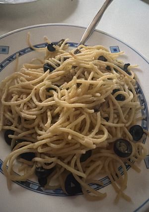 Una foto de Espaguetis con aceitunas negras