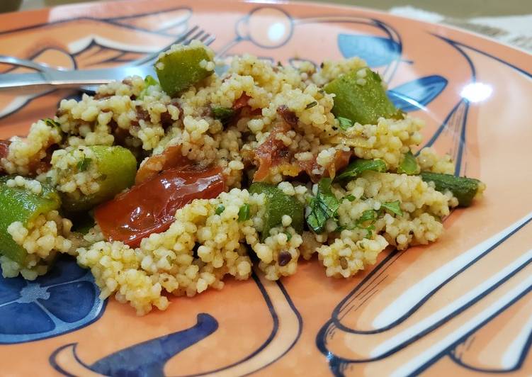 Cuscuz Marroquino com quiabo e tomate