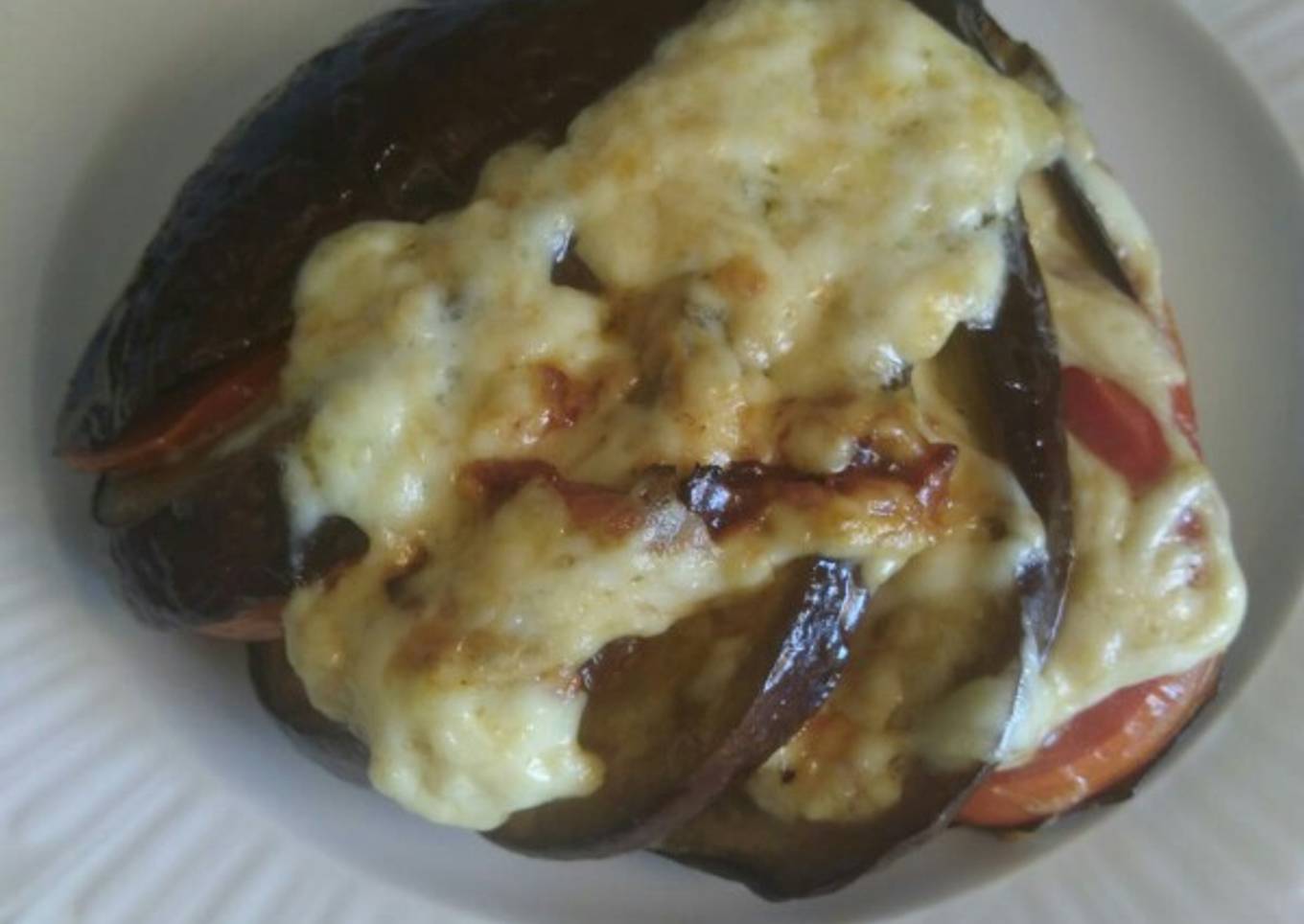 Abanico de berenjena con tomate y queso