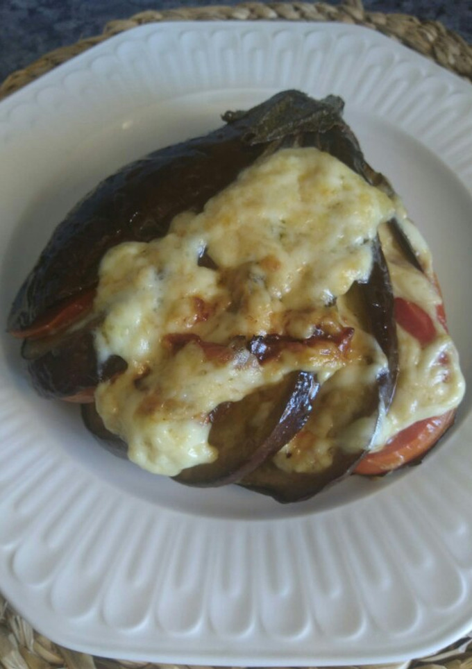 Una foto de Abanico de berenjena con tomate y queso