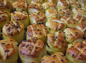 Hajtogatott tejfölös pogácsa, köménnyel szórva recept fotója