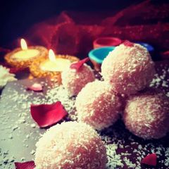 A picture of Coconut ladoo.