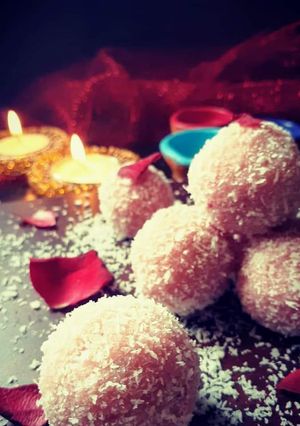 A picture of Coconut ladoo.