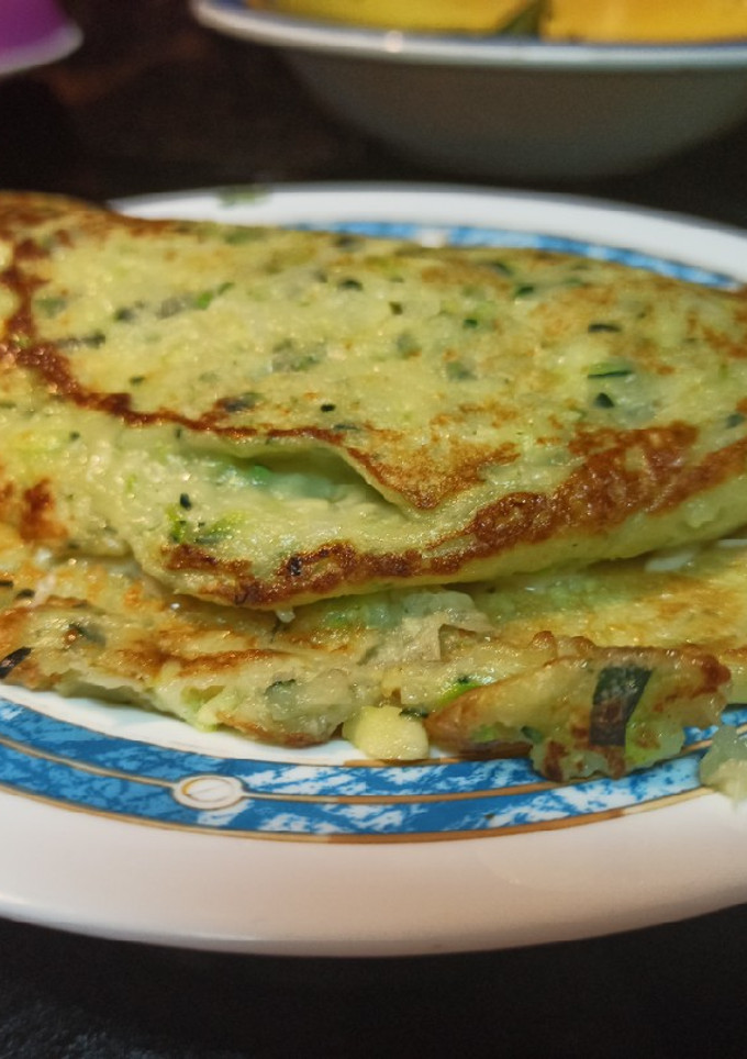 Una foto de Tortita de calabacín rellena de acelgas, pavo y queso