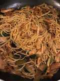 Noodles con verdure e pollo