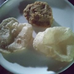 A picture of Suji halwa poori.