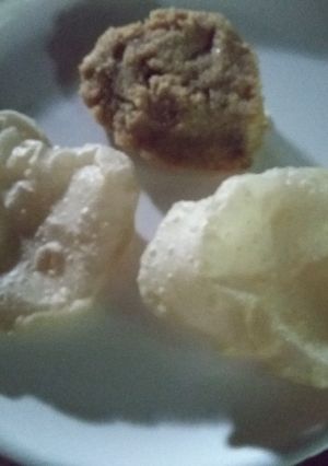 A picture of Suji halwa poori.