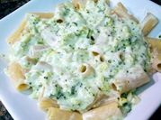 Una foto de penne con brócoli