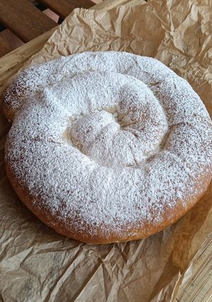 Una foto de Ensaimada v4 (con masa madre) y rellena de crema pastelera