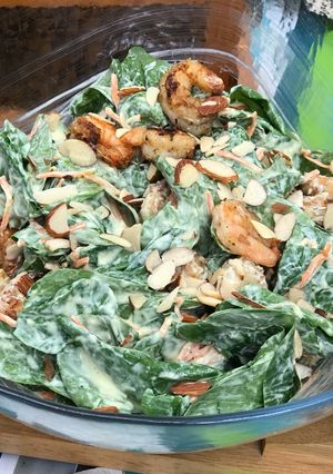 Una foto de Ensalada de espinaca y camarones