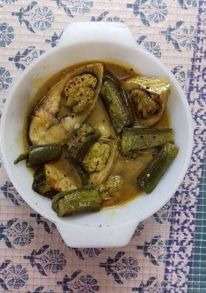 ইলিশ মাছের লঙ্কা কাটা ঝোল (Ilish macher lonka kata jhol recipe in Bengali) রেসিপির প্রধান ছবি