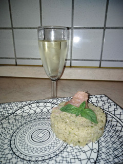 Foto di Cous cous con pesto di zucchine e salmone affumicato