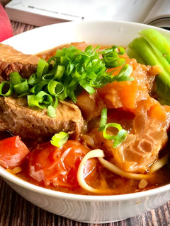 A picture of Beef Noodle Soup with Tendon and Tomato.