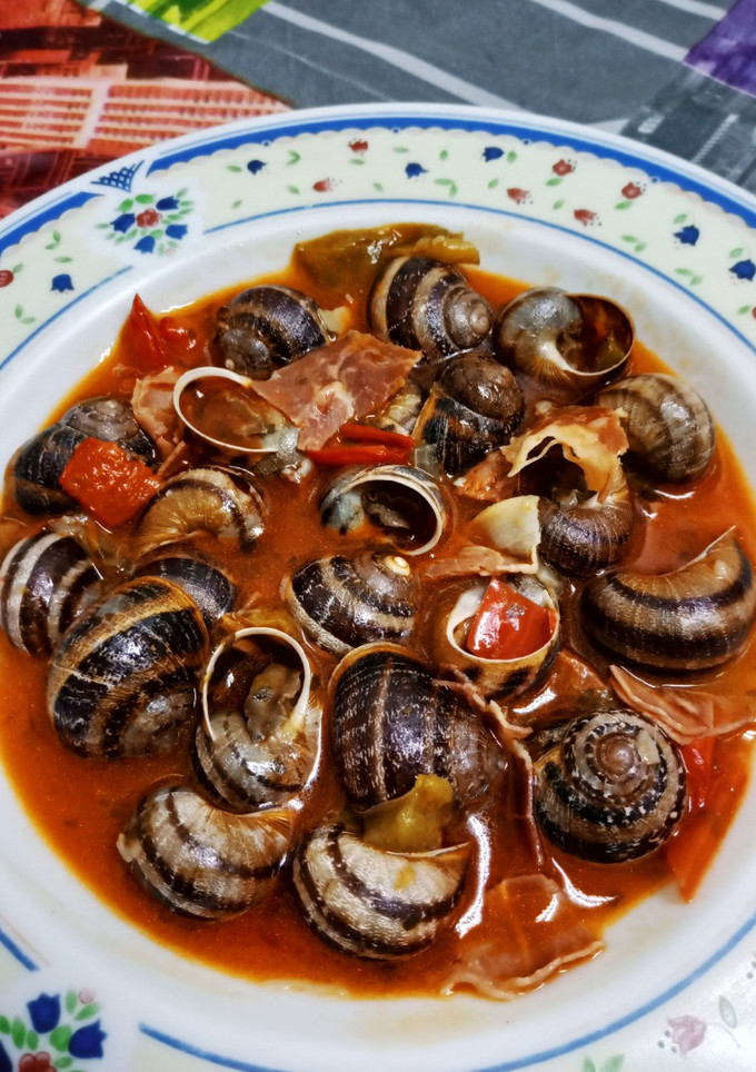 Una foto de Caracoles en salsa al estilo de la abuela