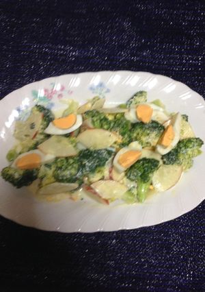Una foto de Ensalada de Brócoli con Manzana!