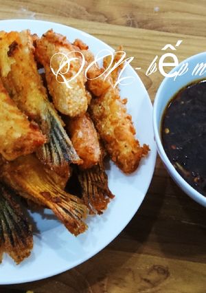 Hình của món Lườn cá hồi chiên giòn chấm sốt me cay.