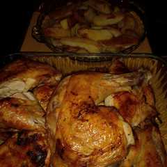Una foto de Pollo al horno con papas🥔🥔😋