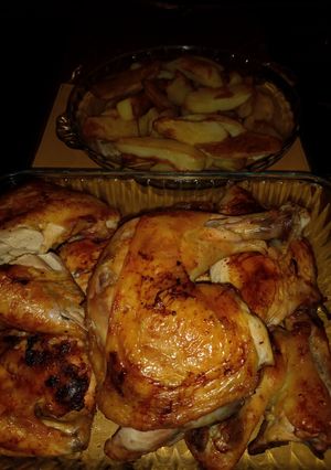 Una foto de Pollo al horno con papas🥔🥔😋