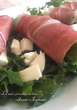 Foto di Involtini prosciutto crudo, mozzarella e rucola