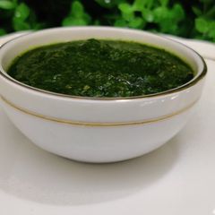 A picture of Green chutney.