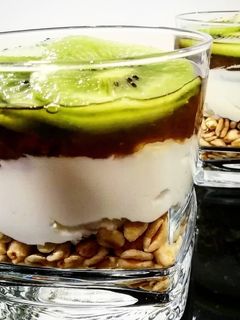 Una foto de Kiwi con crema mascarpone y compota de manzana