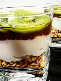 Una foto de Kiwi con crema mascarpone y compota de manzana