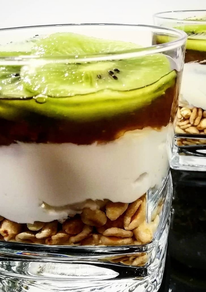 Una foto de Kiwi con crema mascarpone y compota de manzana
