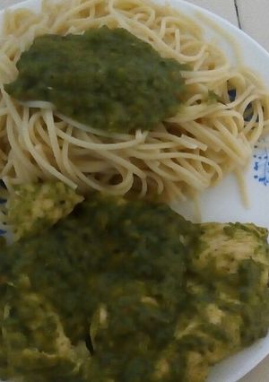 Una foto de Milanesa de pollo en salsa verde