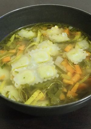Une photo de Bouillon de légumes aux ravioles