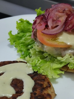 Una foto de Hamburguesa🥩de res 🧀en pancakes🧇de vegetales🍔🥯🥞