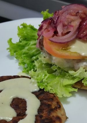 Una foto de Hamburguesa🥩de res 🧀en pancakes🧇de vegetales🍔🥯🥞