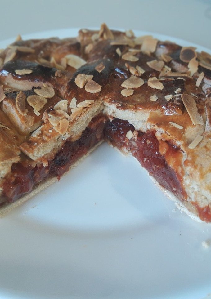 Una foto de Pay de dulce guayaba y frutos secos