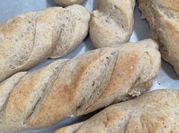 Una foto de pan de baguettes
