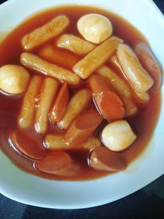 Hình của món Tokbokki phiên bản có gì nấu đó 🤣.