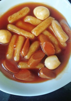 Hình của món Tokbokki phiên bản có gì nấu đó 🤣.