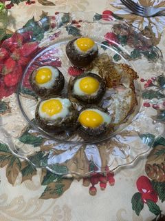 Una foto de Champiñones rellenos de queso y huevos de codorniz