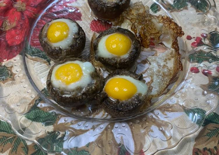 Champiñones rellenos de queso y huevos de codorniz